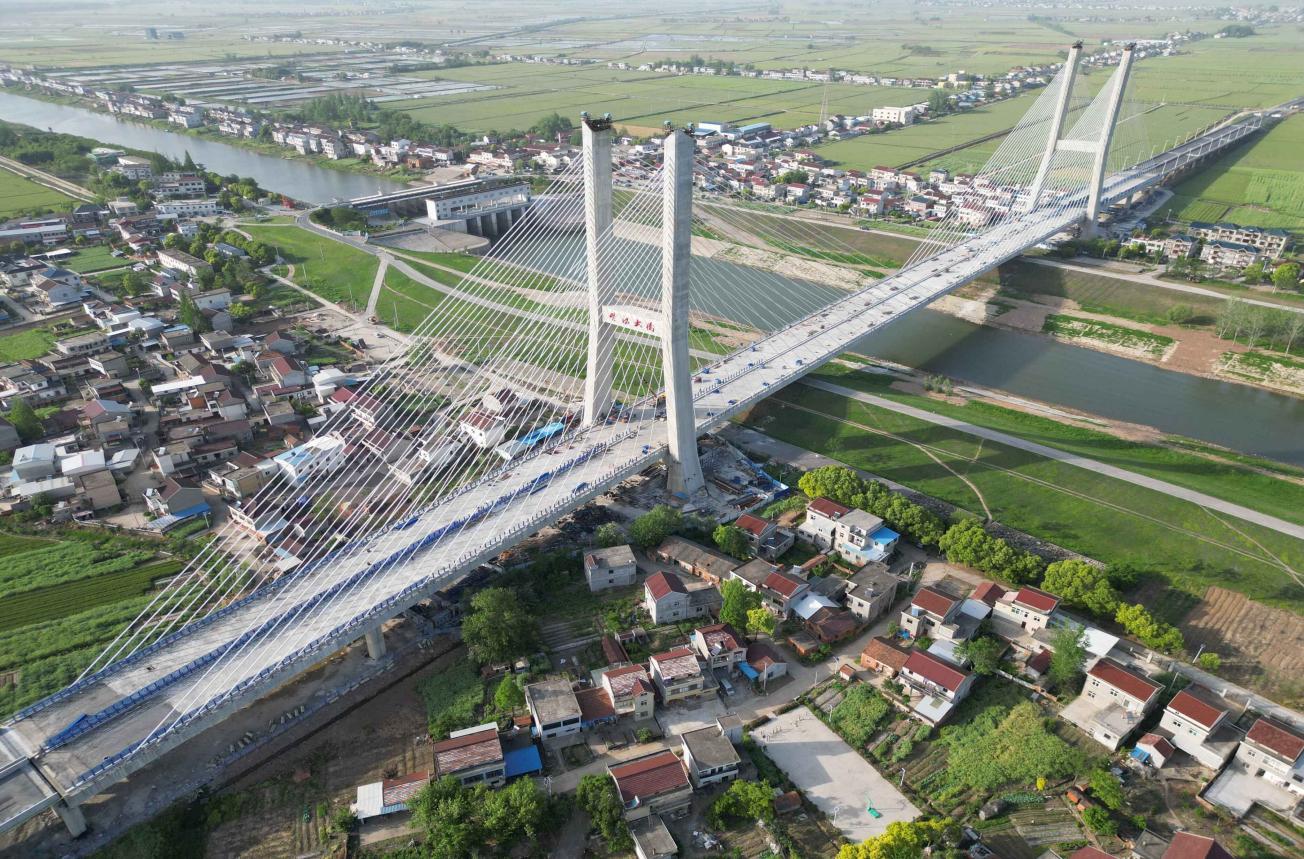 建設投資集團（原路橋集團）G347安九二期楊灣河特大橋。安徽建工集團供圖