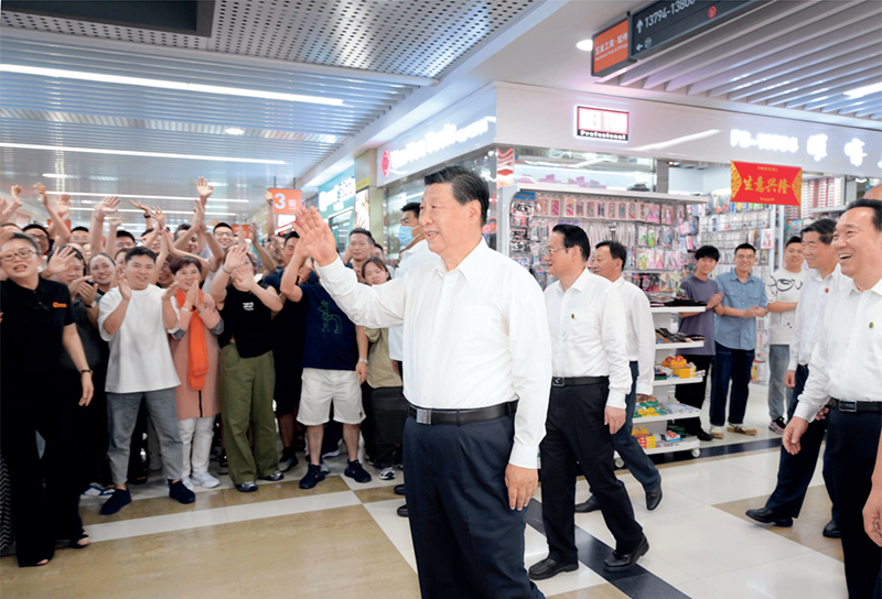 2023年9月20日至21日，中共中央總書(shū)記、國家主席、中央軍委主席習近平在浙江考察。這是20日上午，習近平在義烏國際商貿城考察時(shí)，同商戶(hù)親切交流。 新華社記者 李學(xué)仁/攝