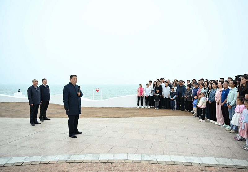 5月22日至24日，中共中央總書(shū)記、國家主席、中央軍委主席習近平在山東考察。這是22日下午，習近平在日照市陽(yáng)光海岸綠道同市民和游客親切交流。