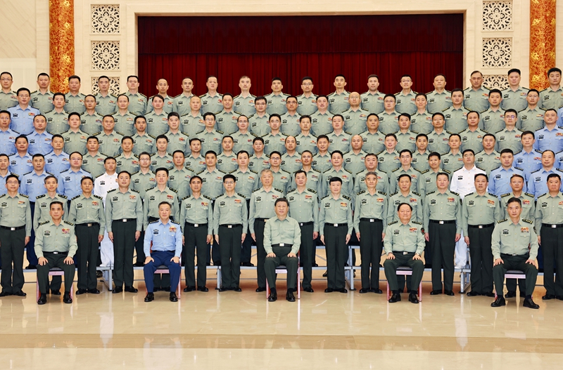 5月22日至24日，中共中央總書(shū)記、國家主席、中央軍委主席習近平在山東考察。這是23日上午，習近平在濟南親切接見(jiàn)駐濟南部隊上校以上領(lǐng)導干部，代表黨中央和中央軍委向駐濟南部隊全體官兵致以誠摯問(wèn)候。