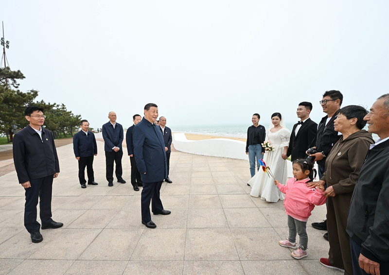 5月22日至24日，中共中央總書(shū)記、國家主席、中央軍委主席習近平在山東考察。這是22日下午，習近平在日照市陽(yáng)光海岸綠道同市民親切交流。